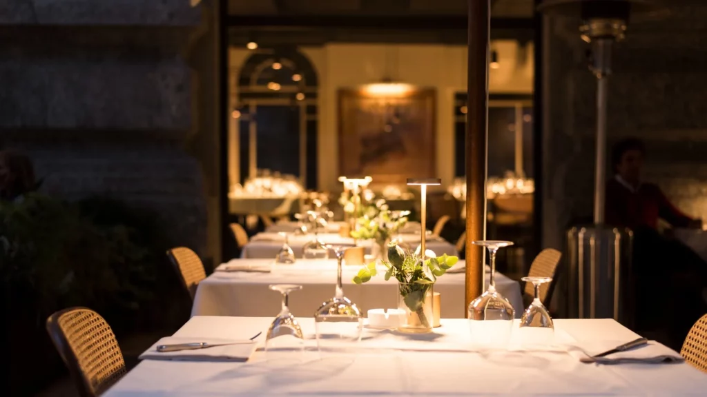 Tavoli esterni del Ristorante Al Mercante in Piazza Pio XI, cena all'aperto nel centro storico di Milano