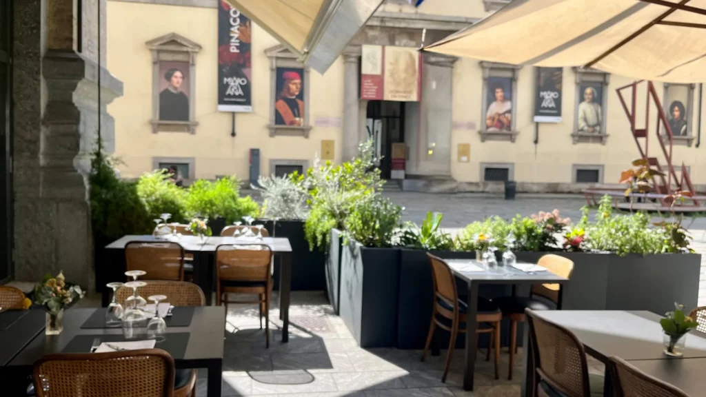 Dehors nel cuore storico di Milano all'aperto nelle Cinque Vie